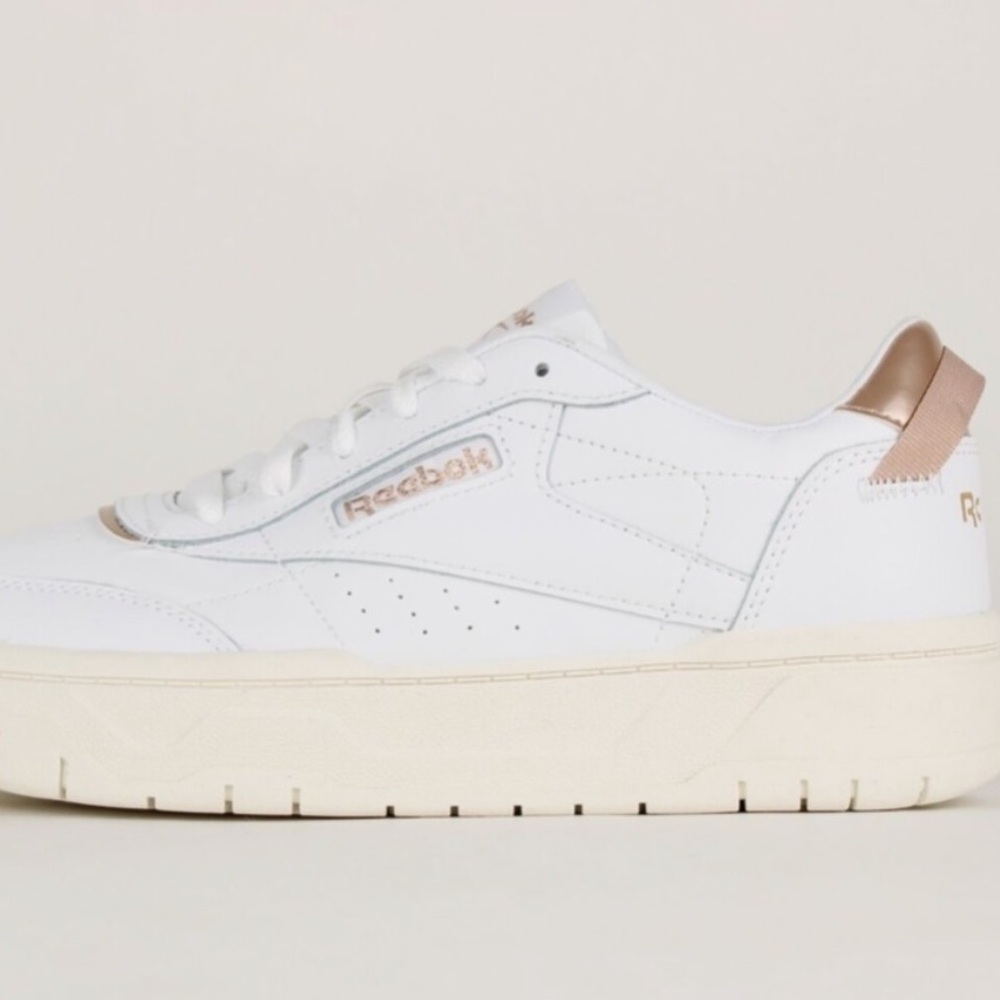 Woman’s NWT Reebok Classic Chalk Casual lace up size 8.5